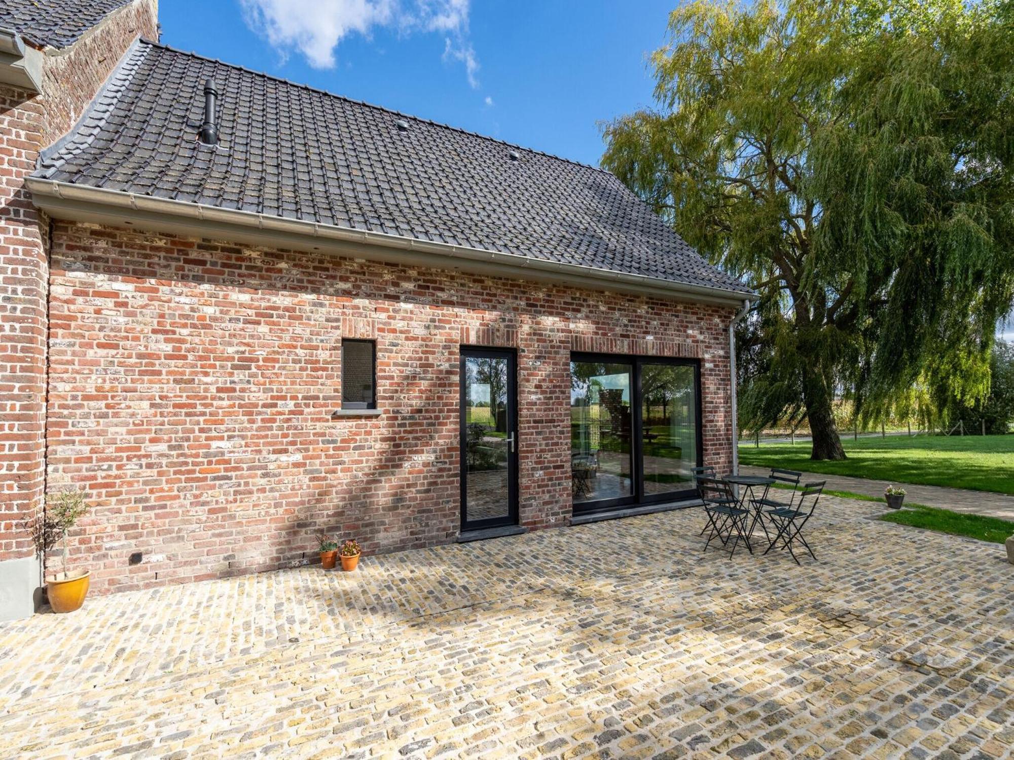Spacious Holiday Home With Pond In Poperinge Roesbrugge-Haringe 外观 照片